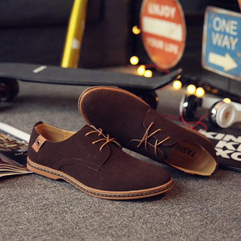 Lacquered Pointed Toe Lace-Up Oxford Shoes for Men | Embossed Details