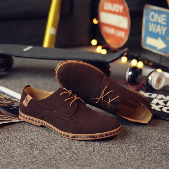 Lacquered Pointed Toe Lace-Up Oxford Shoes for Men | Embossed Details