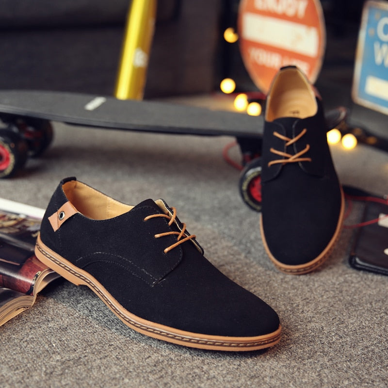 Lacquered Pointed Toe Lace-Up Oxford Shoes for Men | Embossed Details