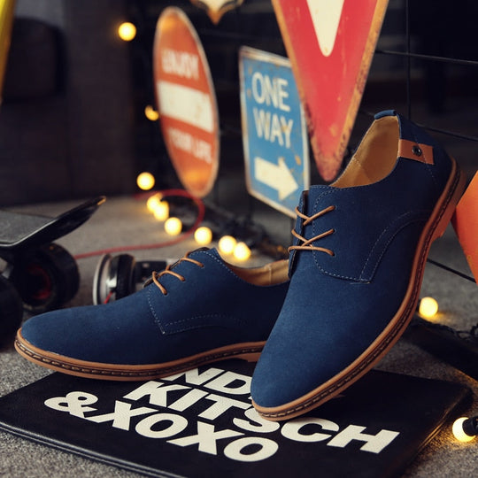 Lacquered Pointed Toe Lace-Up Oxford Shoes for Men | Embossed Details