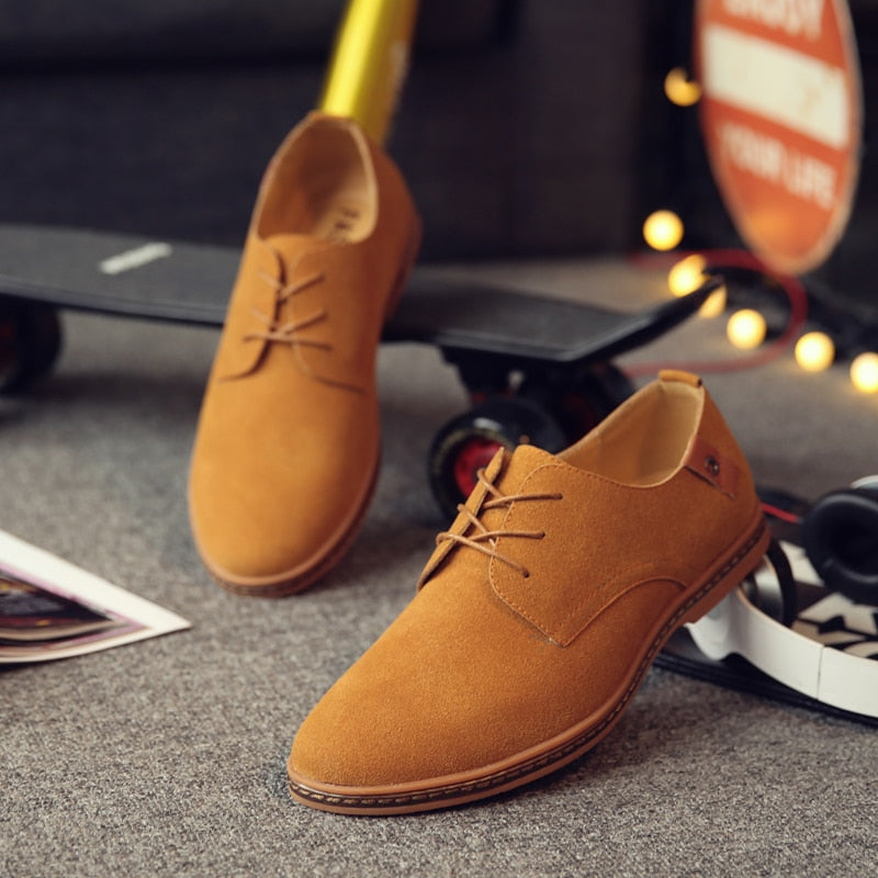 Lacquered Pointed Toe Lace-Up Oxford Shoes for Men | Embossed Details